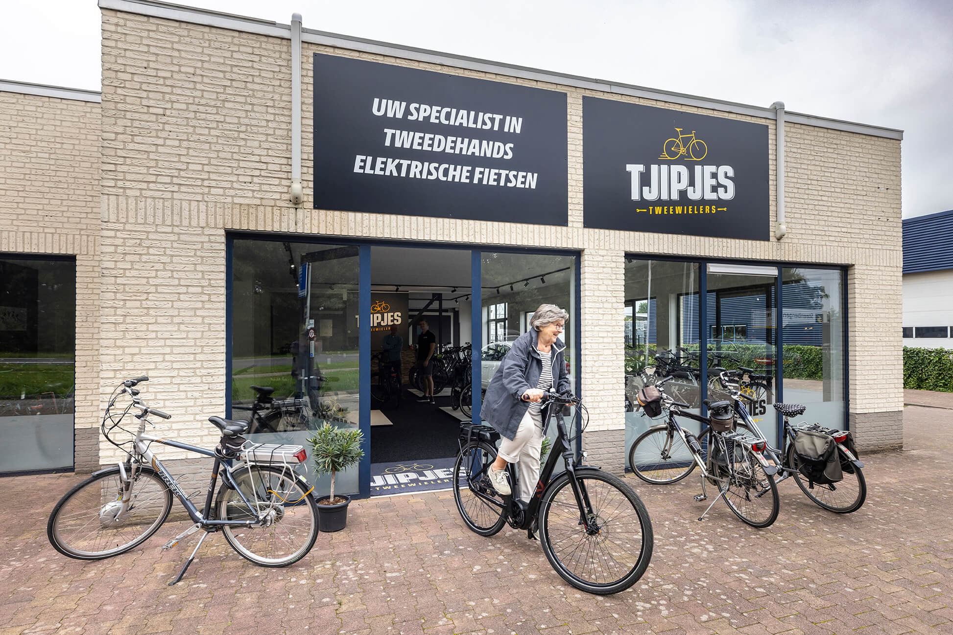Een proefrit bij de winkel van Tjipjes Tweewielers in Delden